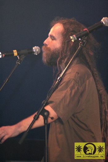 Uwe Banton (D) with House Of Riddim 11. Chiemsee Reggae Festival, Übersee - Tent Stage 21. August 2005 (4).jpg